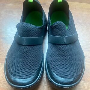 Very good used condition - WOMEN'S OOMG EEZEE LOW SHOE - BLACK Sz 9